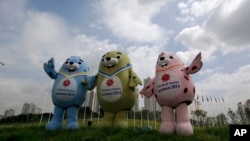 Maskot resmi Asian Games 2014 di Incheon, Korea Selatan, dari kiri ke kanan, Barame, Vichuon dan Chumuro (26/8).