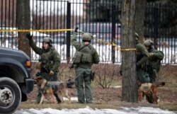 미국 위스콘신주 밀워키에 있는 주류 생산단지에서 26일 총기 난사 사건이 발생한 후 경찰들이 현장 조사를 하고 있다.