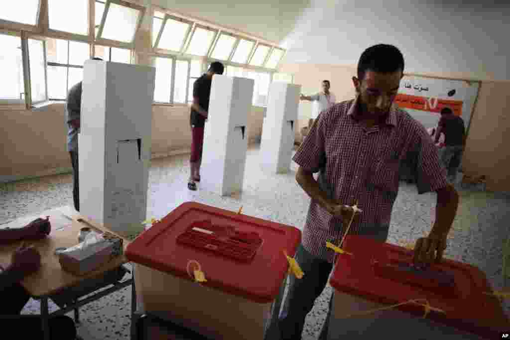 Egyptian military soldiers demonstrate their skills during a ceremony at a military base east of Cairo. (Photo released by Egyptian Presidency)