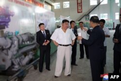 김정은 북한 국무위원장이 선박용 엔진 등을 생산하는 평안북도 북중기계연합기업소와 중요 군수공장을 시찰했다고 조선중앙통신이 3일 보도했다.