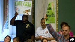 Reaksi warga setelah Dewan Kota Philadelphia meloloskan pajak untuk minuman diet dan bersoda di Philadelphia, Juni 2016. (AP/Matt Rourke)