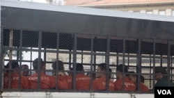 រូបឯកសារ៖ អ្នកទោស​ អង្គុយ​នៅ​ក្នុង​រថយន្ត​ដឹក​អ្នកទោស​មក​កាន់​សាលា​ដំបូង​រាជធានី​ភ្នំពេញ​ កាល​ពី​ថ្ងៃទី​២៣​ ខែ​មីនា​ ឆ្នាំ​២០១៧។ (ហ៊ាន សុជាតា/VOA)