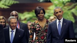 ប្រធានាធិបតី​អាមេរិក​លោកបារ៉ាក់ អូបាម៉ា និងភរិយាលោកស្រី Michelle ពេលចូលរួម​នៅ​ក្នុង​ការទទួលទានអាហារពេលល្ងាច​ថ្នាក់ជាតិ​ ដែលត្រូវបានរៀប​ចំ​ដោយ​លោក​ប្រធានាធិបតី Raul Castro (ខាងឆ្វេង)។ 