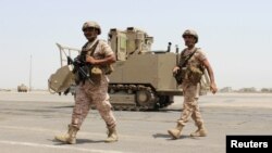 Anggota pasukan Uni Emirat Arab melakukan penjagaan di bandara kota Aden, Yaman selatan (foto: dok).