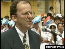 លោក​វេជ្ជបណ្ឌិត បេអាត រិចឆ្នឺរ​ (Beat Richner) ស្ថាបនិក​មន្ទីពេទ្យ​គន្ធបុប្ផា​ ក្នុង​ពិធី​សម្ពោធ​មន្ទីរពេទ្យ​គន្ធបុប្ផា​ដំបូង​គេ​បង្អស់​នៅ​កម្ពុជា កាលពី​ថ្ងៃទី២២ ខែកញ្ញា ​ឆ្នាំ​១៩៩២។ (រូបថត​ដក​ស្រង់​ចេញ​ពី​គេហទំព័រ​របស់​លោក Beat Richner)