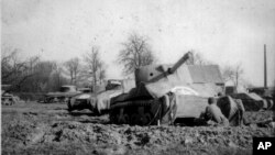 Tenkovi na naduvavanje, fotografisani u martu 1945. godine. (Foto: AP/National Archives/Ghost Army Legacy Project)