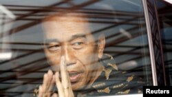 Presiden Joko Widodo meninggalkan rumah sakit di Singapura setelah mengunjungi mantan ibu negara Ani Yudhoyono, 21 Februari 2019. (Foto: Reuters)