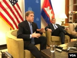 រូប​ឯកសារ៖ លោក Patrick Murphy ឧបការីរងរដ្ឋមន្ត្រីក្រសួងការបរទេសអាមេរិក ថ្លែងទៅកាន់ក្រុមអ្នកសារព័ត៌មាន ក្នុងសន្និសីទកាសែតមួយកាលពីរសៀលថ្ងៃពុធ ទី១៣ ខែធ្នូ ឆ្នាំ២០១៧ នៅឯនិវេសនដ្ឋានការទូតមួយរបស់សហរដ្ឋអាមេរិក ក្នុងខណ្ឌចំការមន រាជធានីភ្នំពេញ។ (អូន ឆេងប៉រ/VOA)