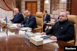 อันดรี ซีบิฮา รัฐมนตรีต่างประเทศยูเครน อันดรีย์ เยอร์มัก หัวหน้าคณะเจ้าหน้าที่ของทำเนียบประธานาธิบดียูเครน และรัสเตม อูเมรอฟ รัฐมนตรีกลาโหมยูเครน ร่วมประชุมกับตัวแทนของสหรัฐฯ ที่เจดดาห์ ซาอุดีอาระเบีย เมื่อ 11 มี.ค. 2568