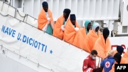 Des migrants et des réfugiés descendent du bateau de sauvetage "Diciotti" en Italie, le 8 janvier 2018.
