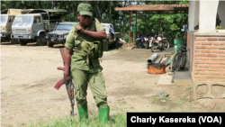 Un élément de la garde du parc de Virunga Nord-Kivu, RDC, 11 mai 2018. (VOA/Charly Kasereka)