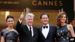  Эмили Стофл (слева направо), режиссер Дэвид Линч, актер Кайл Маклахлан и Дезире Грубер на показе сериала «Твин Пикс» на 70-м международном кинофестивале в Каннах. 25 мая 2017 г.