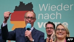 保守党领袖弗里德里希·默茨在德国选举预测宣布胜利后对支持者讲话。(2025年2月23日)