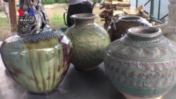 កុលាលភាជន៍​រចនាបថ​ខ្មែរ​ដុត​ក្នុង​ឡដុត​អុស​គ្មាន​ផ្សែង​មាន​ពណ៌ប្លែកៗ​គ្នា​ និង​ពេញនិយម