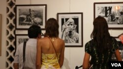 Visitors view exhibited photos portraying the livelihood of indigenous people in Ratanakiri province.