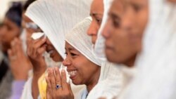 Des femmes pleurent lors d'un service funèbre pour 24 migrants noyés alors qu'ils tentaient d'atteindre les côtes sud de l'Italie, Msida, Malte, 23 avril 2015.