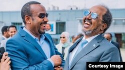 ፕሬዝደንት ሐሰን ሼኽ መሐሙድ ኢትዮጵያ የነበራቸውን ቆይታ አጠናቀው፣ በጠቅላይ ሚኒስትር ዐብይ አሕመድ ሽኝት ሲደረግላቸው። /ፎቶ ከጠቅላይ ሚኒስትር ዐብይ አሕመድ የፌስ ቡክ ገጽ የተወሰደ/ጥር 4 ቀን 2017 ዓ.ም 