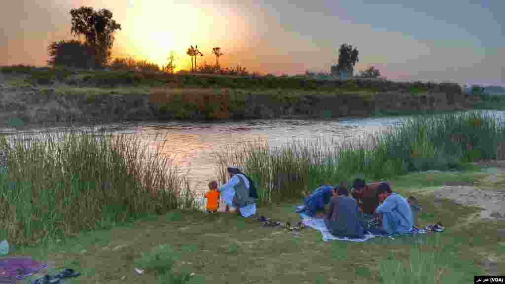 جوانان در کنار دریای هلمند&nbsp;