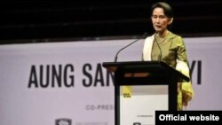 Opera House မှာ သြစတြေးလျ နည်းပညာတက္ကသိုလ် (UTS) နဲ့ ဆစ်ဒနီတက္ကသိုလ်တို့က ချီးမြှင့်တဲ့ ဂုဏ်ထူးဆောင်ဘွဲ့တွေကို လက်ခံရယူပြီးနောက် ပရိတ်သတ်ကို စကားပြောဆိုနေစဉ်။