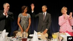 Prezident Barak Obama Ibodat nonushtasiga yig'ilganlar bilan ko'rishmoqda, Vashington, 6-fevral, 2014-yil.