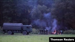 نیروهای مرزی لهستان در حال نظارت بر گروهی از مهاجران در مرز این کشور با بلاروس