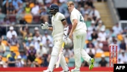 انګلنډ او استرالیا په کرکټ کې سر سخت رقیبان بلل کېږي. 
