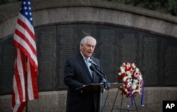 Menlu AS Rex Tillerson memberikan pidato di hadapan para penyintas pemboman Kedutaan Besar AS di Nairobi, 1998, seusai meletakkan karangan bunga di Taman Peringatan untuk menghormati para korban dalam peristiwa tersebut, dalam kunjungannya di Kenya, 11 Maret 2018.