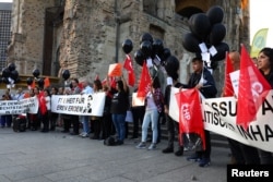 People take part in a demonstration to support democracy in Turkey during the visit of Turkish President Recep Tayyip Erdogan in Berlin, Sept. 27, 2018.