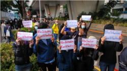 Mbështetësit pro-demokracisë përballë godinës së gjykatës në Hong Kong