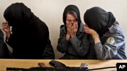 Polisi perempuan Afghanistan saling berbagi canda.