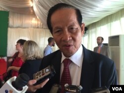 លោក អ៊ឹម កុច រដ្ឋលេខាធិការ​ក្រសួង​អប់រំ យុវជន និង​កីឡា និយាយ​ជាមួយ​អ្នកសារព័ត៌មាន​ក្នុង​ពិធី​ស្បថ​របស់​ក្រុម​អ្នកស្ម័គ្រចិត្ត​ទីភ្នាក់ងារ Peace Corps នៅ​ព្រឹក​ថ្ងៃសុក្រ ទី​១៦ ខែកញ្ញា ឆ្នាំ​២០១៦។ (កាន់ វិច្ឆិកា/VOA)