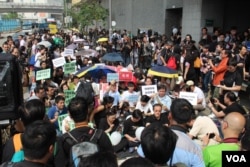 香港记者协会等8个传媒组织在明报工业中心外集会，声援明报员工，要求明报撤回解雇决定，并呼吁各界一同守护守护新闻自由及明报（2016年5月2日，美国之音海彦拍摄）