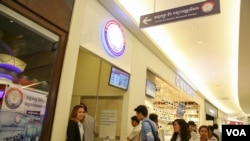 An overview of launching program to roll out electronic device to prolong or renew driver’s license on June 15, 2016 in Phnom Penh. (Hean Socheata/VOA Khmer)