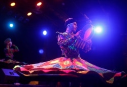 Penari darwis Mesir menampilkan "El Tanoura", tarian sufi tradisional Mesir, di Kairo, 4 September 2021. (REUTERS/Amr Abdallah Dalsh)