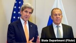 Menteri Luar Negeri AS John Kerry dan Menteri LUar Negeri Rusia Sergey Lavrov, dalam konferensi pers mengenai Suriah Hotel President Wilson di Jenewa, Swiss (9/9). 