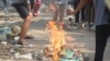 Demonstranti, učesnici protesta protiv puča, spaljuju kopije Ustava u Jangonu, Mjanmar, 1. aprila 2021.