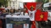 Người biểu tình chống Trung Quốc cầm quốc kỳ Việt Nam và các biểu ngữ chống Trung Quốc tuần hành trên đường phố trung tâm Hà Nội, ngày 9/12/2012. 