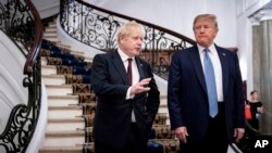 Presiden Donald Trump dan Perdana Menteri Inggris Boris Johnson di KTT G-7 di Biarritz, Perancis, 25 Agustus 2019.