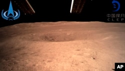 Prva fotografija tamne strane Mjeseca koju je snimila kineska lunarna sonda Chang'e-4 nakon slijetanja na Mjesec, 3. januara 2019.