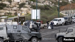 2016年3月14日以色列安全部队检查袭击现场。