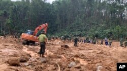 Tim SAR menemukan mayat perwira militer yang terkubur dalam tanah longsor di provinsi Thua Thien-Hue, Vietnam, Kamis, 15 Oktober 2020.