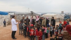 Lekar razgovara sa izbeglicama u kampu Atme, u severozapadnoj sirijskoj provinciji Idlib, 14. marta 2020.