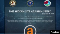 Departemen Kehakiman AS di Washington menunjukkan gambar situs web gelap “AlphaBay” yang ditutup oleh pemerintah AS. Situs web tersebut dituduh menjadi tempat jual-beli obat-obatan terlaran, senjata, alat-alat peretas komputer, dan barang-barang ilegal lainnya, 20 Juli 2017.