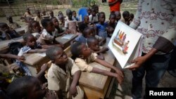 Penyebaran informasi mengenai Ebola yang dilakukan oleh UNICEF untuk anak-anak di Gueupleu, Man, Pantai Gading (3/11). (Reuters/Thierry Gouegnon)