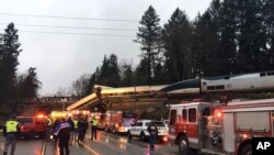 Les autorités sont sur les lieux de l'accident d'Amtrak, le 18 décembre 2017.