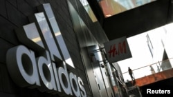 រូប​សញ្ញា​ក្រុមហ៊ុន Adidas នៅ​ហាង​មួយ​របស់​ក្រុមហ៊ុន​អន្តរជាតិ​នេះ​នៅ​ក្នុង​ទី​ក្រុង​ប៉េកាំង​ប្រទេស​ចិន កាល​ពី​ថ្ងៃ​ទី​២៨ ខែ​មីនា ឆ្នាំ​២០២១។