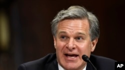 រូបឯកសារ៖ នាយក FBI លោក Christopher Wray ធ្វើការផ្តល់សក្ខីកម្មនៅវិមាន Capitol Hill ក្នុងរដ្ឋធានីវ៉ាស៊ីនតោន កាលពីថ្ងៃទី២៣ ខែកក្កដា ឆ្នាំ២០១៩។ 