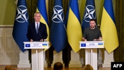 옌스 스톨텐베르그(왼쪽) 북대서양조약기구(NATO∙나토) 사무총장과 볼로디미르 젤렌스키 우크라이나 대통령이 28일 크이우(러시아명 키예프)에서 회동 직후 공동회견하고 있다.