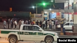 مردم در صف بنزین، با حضور نیروی انتظامی. برگرفته از شبکه‌های اجتماعی