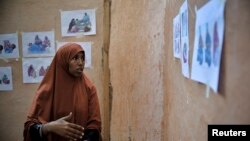 지난 2013년 4월 소말리아 모가디슈의 모자보건 지원 센터에서 한 여성이 산후조리에 관해 설명하고 있다. 이 센터는 유엔의 지원으로 운영된다. (자료사진)